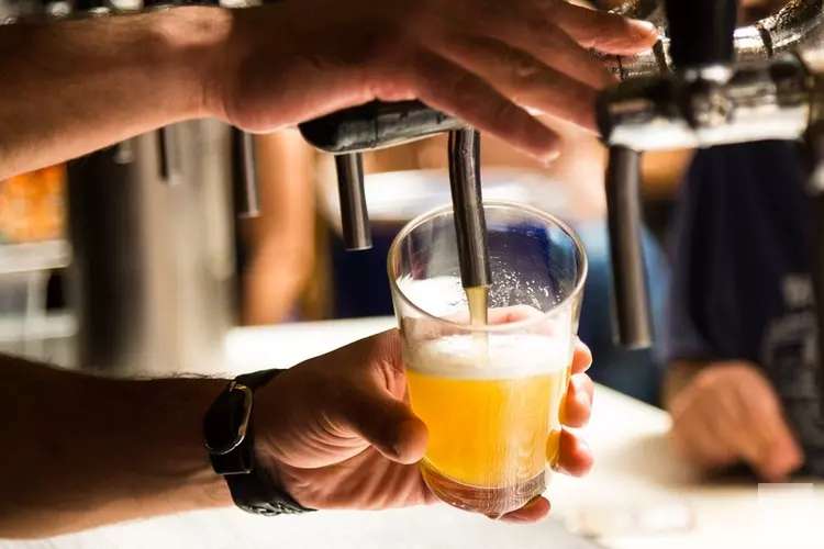 Vijftien mensen beboet bij inval café
