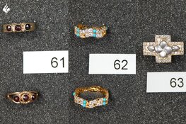 Politie Fryslân zoekt eigenaren van meer dan zestig mogelijk gestolen sieraden