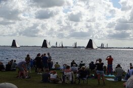 Lemmer wint skûtsjesilen bij Terherne op het Sneekermeer