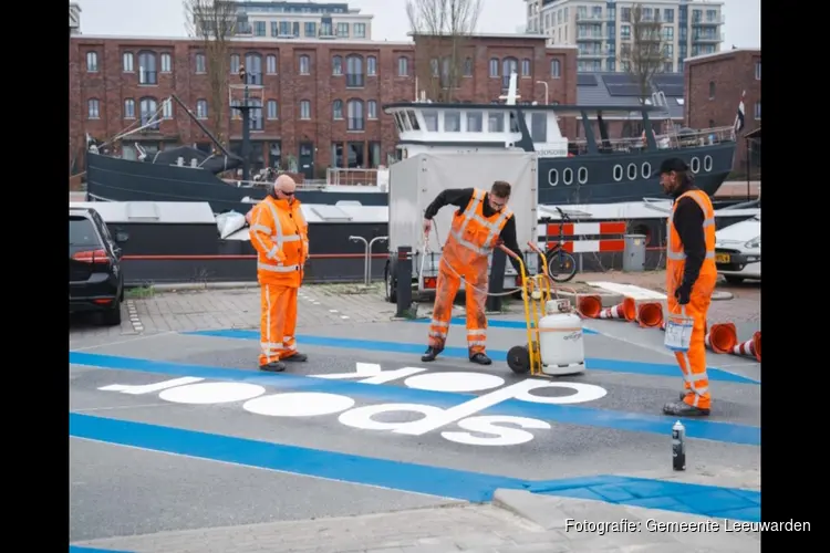 Spoordok kleurt blauw voor fietsers en voetgangers