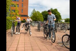 Kinderen in Leeuwarden leren fietsen voor een eerlijke kans op onderwijs