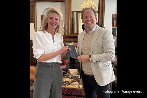 Eerste exemplaar nieuwe brochure Wierenga & De Graaf overhandigd aan wethouder Abel Reitsma