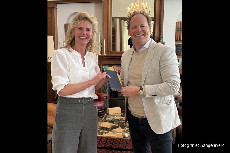 Eerste exemplaar nieuwe brochure Wierenga & De Graaf overhandigd aan wethouder Abel Reitsma