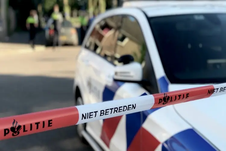 Automobilist rijdt tegen verkeerslichten in Leeuwarden